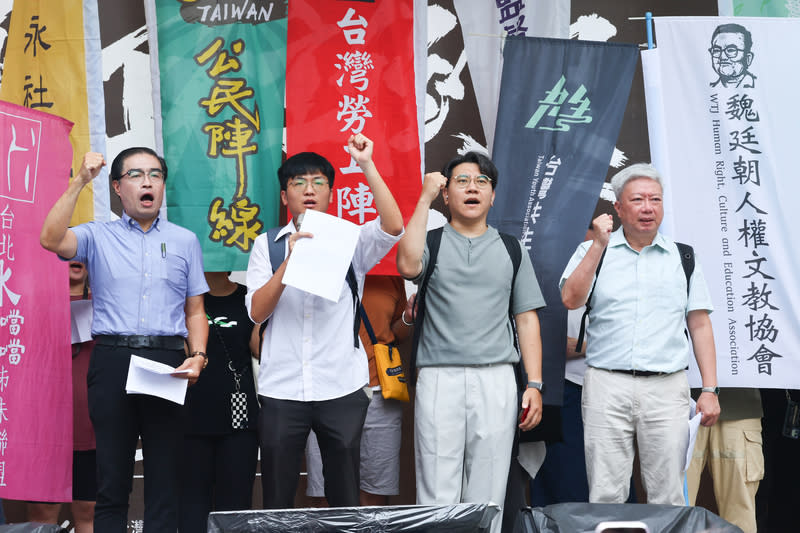 公民團體號召民眾立院外反國會擴權（1） 台灣公民陣線等多個公民團體20日在立法院外發起集 結行動反國會濫權，經濟民主連合副祕書長許冠澤 （左2）率眾人呼口號表達訴求。 中央社記者王騰毅攝  113年6月20日