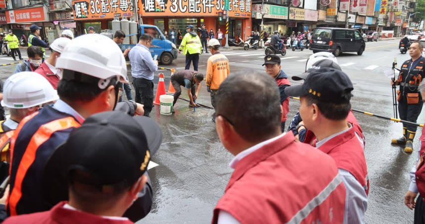 板橋區南門街、館前西路口水管破裂，新北市長侯友宜於原訂行程後即刻前往現場視察。（圖／新北市政府提供）