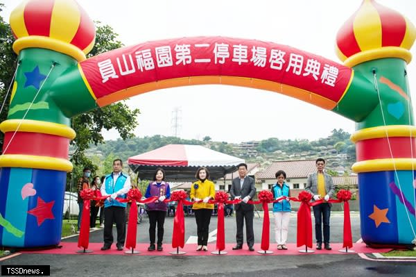 宜蘭縣員山福園第二停車場啟用，作為拉開人群距離的防疫措施，縣長林姿妙主持，呼籲清明分流祭祖提早掃墓。（圖：員山福園提供）