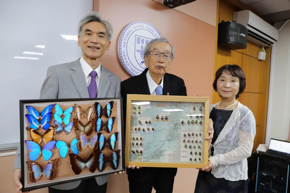 日本名古屋女子大學退休教授八田耕吉（中）與夫人，及興大校長薛富盛（左）。（記者徐義雄攝）