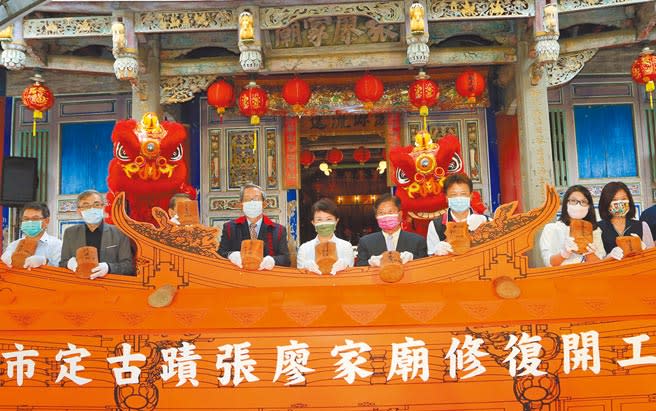 台中市百年古蹟西屯張廖家廟修復開工典禮，29日由市長盧秀燕（中左二）等人出席，預計2023年9月完工。（陳世宗攝）