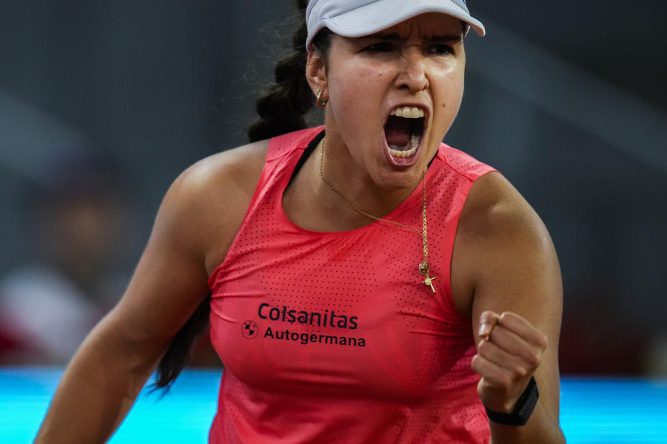 La colombiana Camila Osorio reacciona durante el partido contra Aryna Sabalenka en la tercera ronda del Abierto de Madrid, el sábado 29 de abril de 2023. (AP Foto/Manu Fernández)