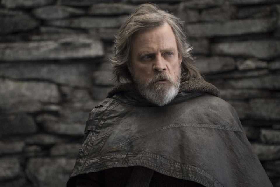 Einmal Luke Skywalker, immer Luke Skywalker: In der Rolle des Jedi-Ritters spielte sich Mark Hamill, der am 25. September seinen 70. Geburtstag feiert, in die Herzen (nicht nur) von "Star Wars"-Fans. Hamill ist nicht der einzige Schauspieler, den man vor allem mit einer einzigen, ikonischen Rolle verbindet. (Bild: 2017 John Wilson / Lucasfilm Ltd. / Disney)