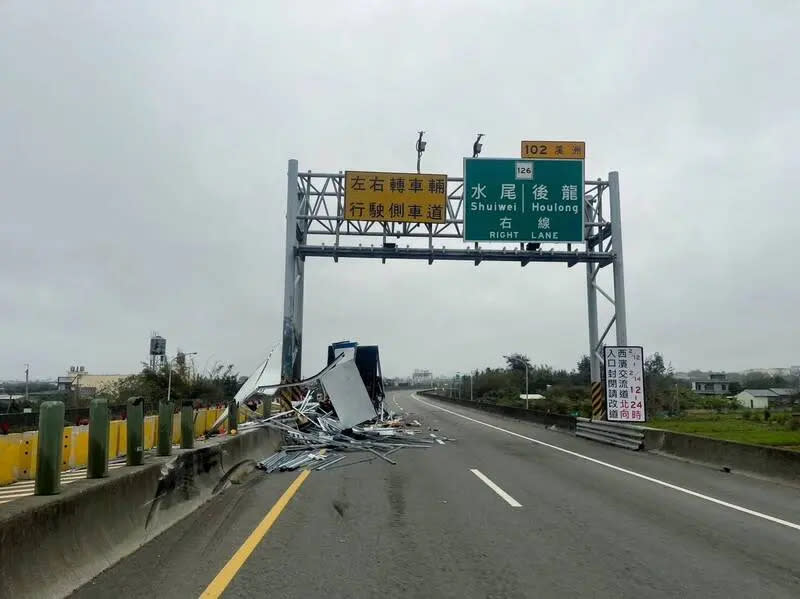 ▲大貨車失控自撞分隔島，導致大量輕鋼架散落在車道上。（圖／翻攝畫面）