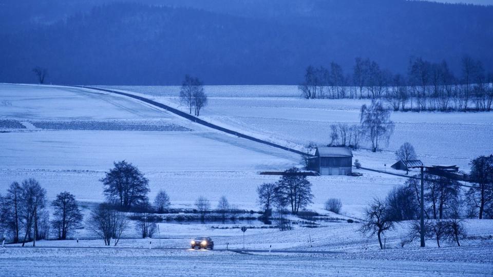 Der eigene Fahrstil kann viel dazu beitragen, wie sich der winterliche Ausflug mit dem Auto entwickelt.