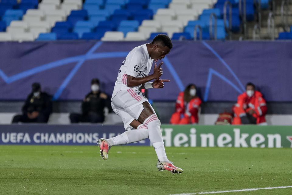 Vinicius Junior del Real Madrid celebra tras marcar su segundo gol en el partido contra Liverpool por la Liga de Campeones, el martes 6 de abril de 2021, en Madrid. (AP Foto/Manu Fernández)