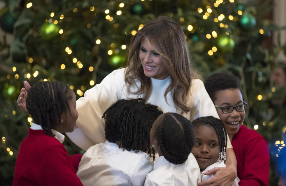 <p>Melania Trump hat die neue Weihnachtsdekoration im Weißen Haus enthüllt und dazu zahlreiche Kinder eines nahe gelegenen Militärstützpunktes zu einer Bastelstunde eingeladen. (Bild: AP Photo) </p>