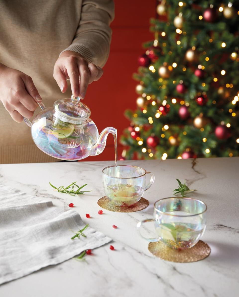 <p>Know a friend who loves a tasty tipple? This affordable gin and tonic gift set is just the thing. </p><p>"Countdown to gin o'clock with these stylish tea pots and teacups and enjoy your favourite tipple like never before. Great for all cocktails, but especially if gin is your cup of tea! Available online only from 22nd November," explain Aldi. </p>