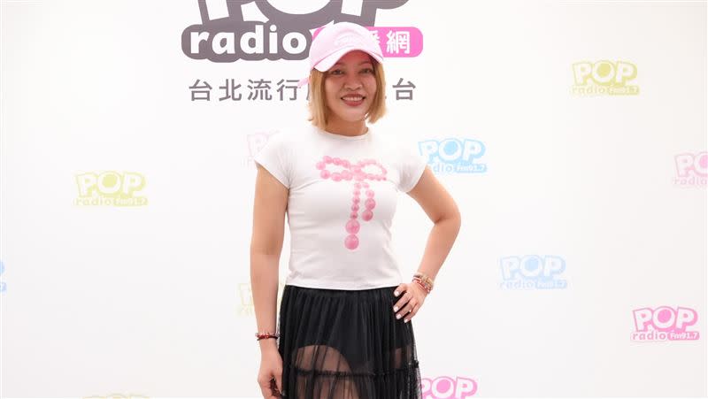 戴愛玲來到POP Radio節目《依同開Mic辣》接受主持人李明依專訪。（圖／POP Radio提供）