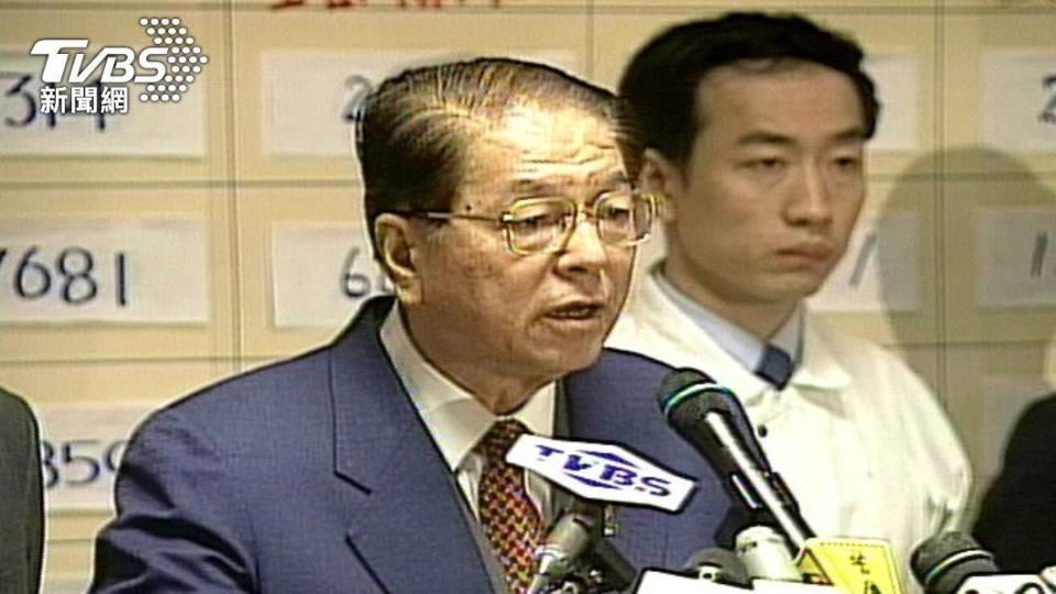 林洋港1996年以無黨籍參選總統，繳出63萬份連署書。（圖／TVBS資料畫面）