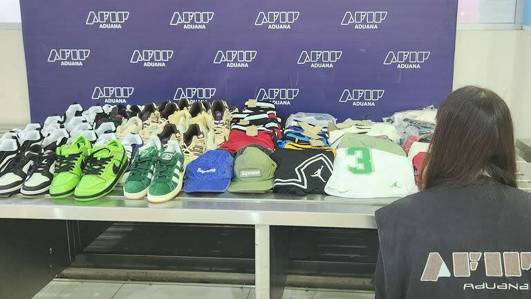 La mercadería incautada: 24 zapatillas Nike, Adidas y Vans; 36 prendas de vestir Nike y Balenciaga; 8 riñoneras y 4 gorras Supreme