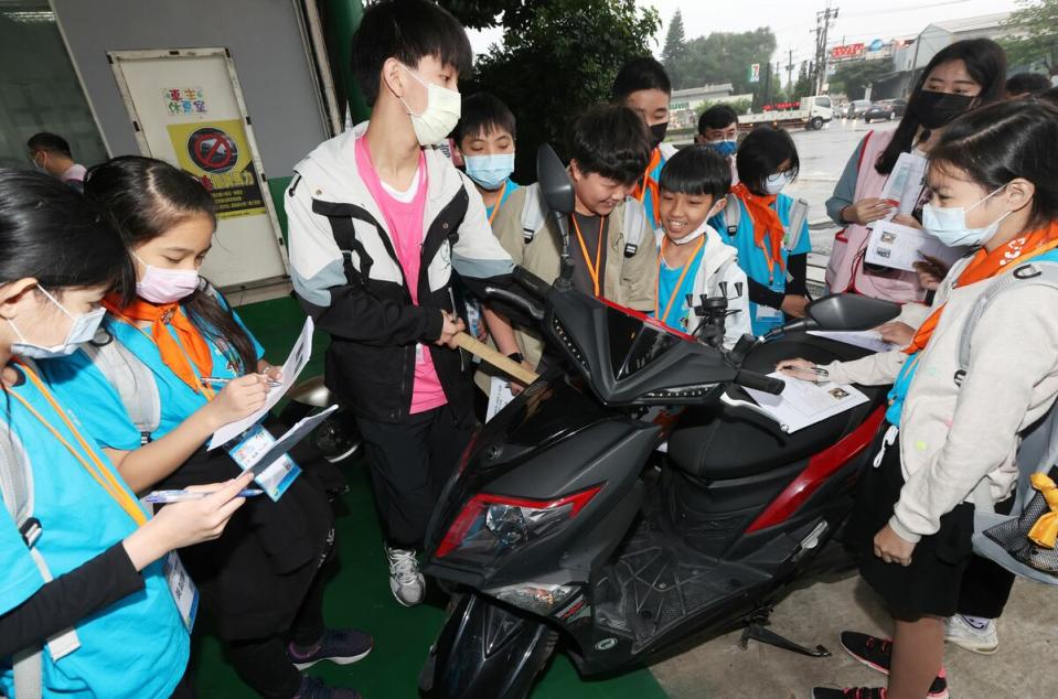 課程讓小局長們了解電動機車與燃油機車的差異。   圖：新北市環保局提供