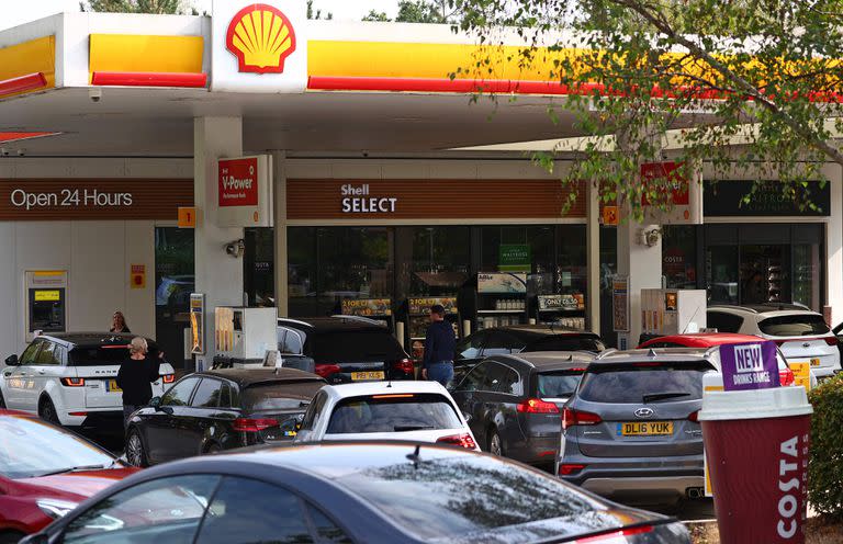 La gente hace fila para cargar combustible por temores de que se agote