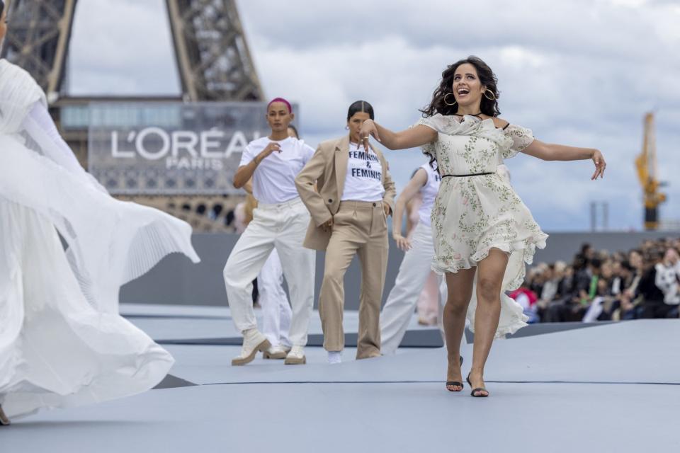 <p>La cantante y actriz <strong>Camila Cabello</strong> desfiló en la pasarela del show <em>Le Defile L'Oreal Paris 2021</em>, durante la semana de la moda en Paris.</p>