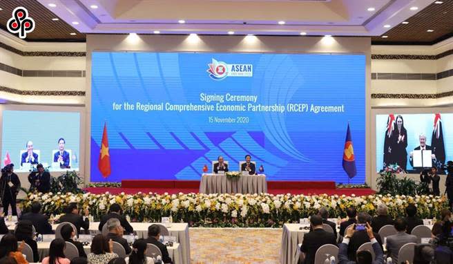 圖為15日在越南河內，15個《區域全面經濟夥伴協定》成員國正式簽署協定。（新華社）