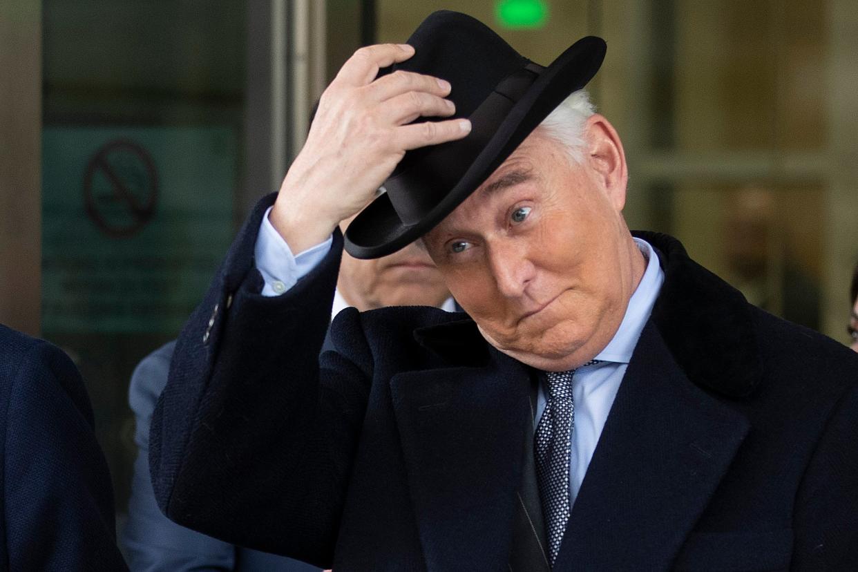 Roger Stone, exasesor y confidente del presidente de los Estados Unidos, Donald Trump, deja el Tribunal de Distrito Federal para el Distrito de Columbia después de ser sentenciado el 20 de febrero de 2020 en Washington, DC. (Getty Images)