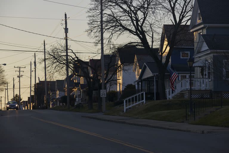 Un vecindario en East Palestine, Ohio, el 13 de febrero de 2023. Cientos de residentes de Ohio se reunieron en el gimnasio de una escuela el miércoles 15 de febrero de 2023 para exigir respuestas sobre las consecuencias de un tren descarrilado que transportaba productos químicos peligrosos, transformando lo que había sido anunciado como una reunión informativa en un ayuntamiento calentado