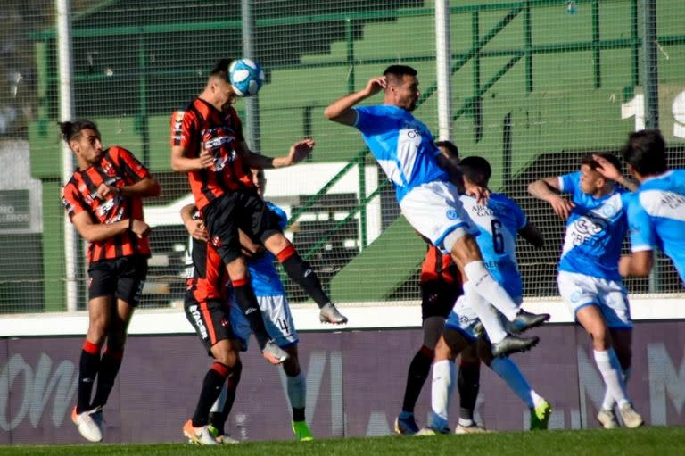 Escena del partido que disputaron Patronato y Club Atlético Villa San Carlos por Copa Argentina