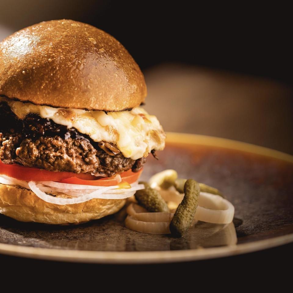 如 豪華版平鐵漢堡包（港幣$128），牛 肉脂肪分佈均勻，口感豐富，配有自家製醃漬酸瓜、洋蔥、蛋黃醬和美式芝士。