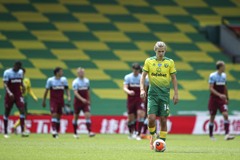 Todd Cantwell, de Norwich, se ve abatido luego del segundo gol de West Ham United en un partido de la Liga Premnier inglesa en Norwich el sábado, 11 de julio del 2020. Norwich perdió 4-0 y se irá al descenso. (Alex Pantling/Pool via AP)