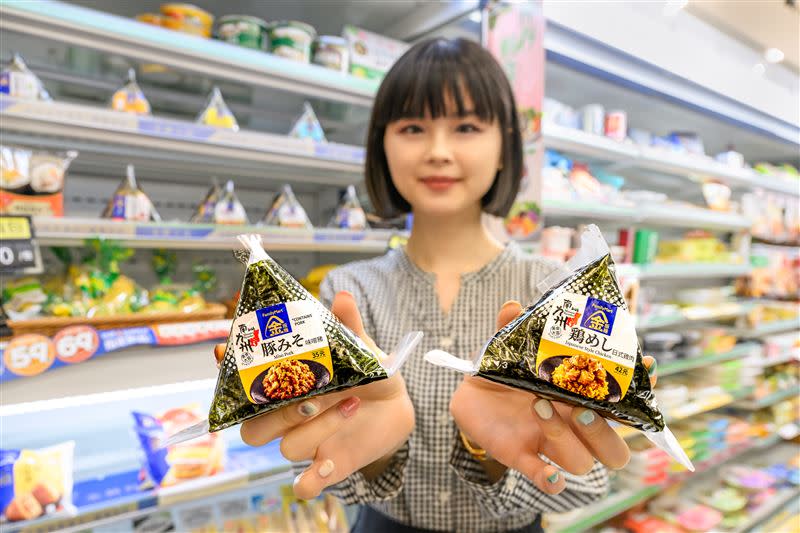 「日式雞肉飯飯糰」，以南九州大眾美食雞肉飯製成飯糰，另有「味噌豬飯糰」，以日本進口八丁味噌拌豬絞肉入餡展現濃郁風味。（圖／超商業者提供）