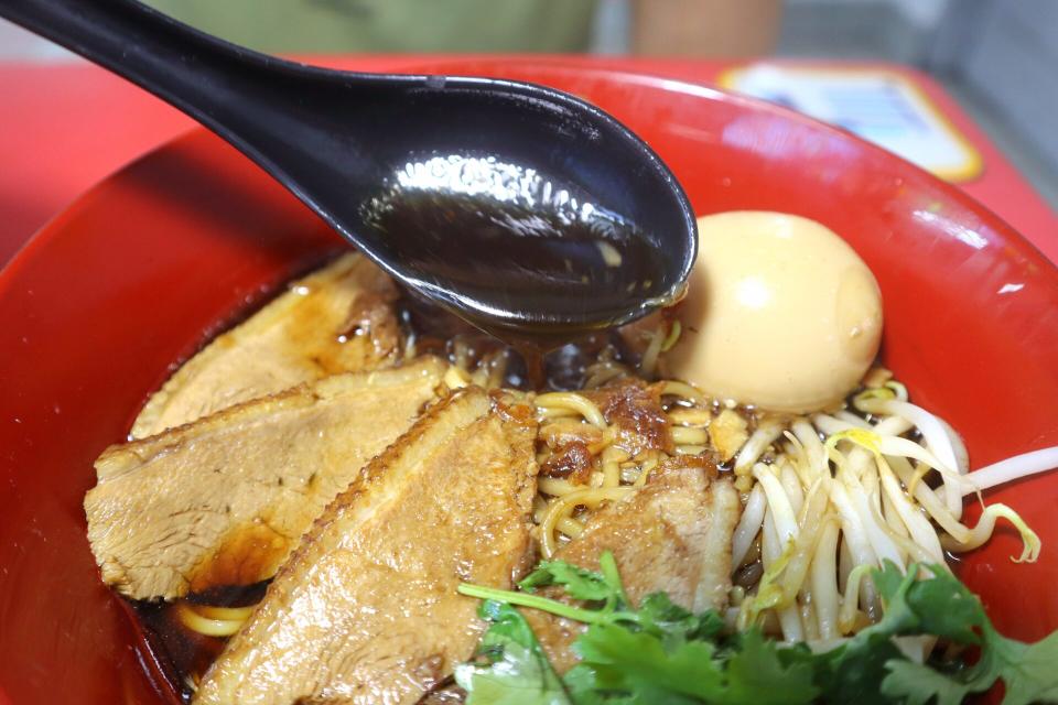 jin ji teochew braised duck - broth closeup