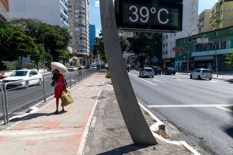 Un termómetro marca 39°C en la ciudad de San Pablo, Brasil, el 17 de marzo de 2024.