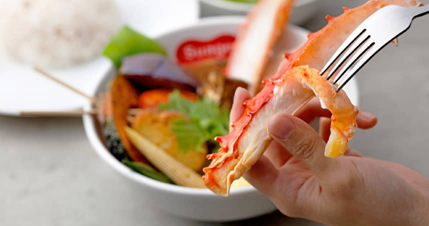 「鱈場蟹湯咖哩套餐」只要輕輕一撥就能取下肉質飽滿的蟹肉。（520元，圖／Suage提供）