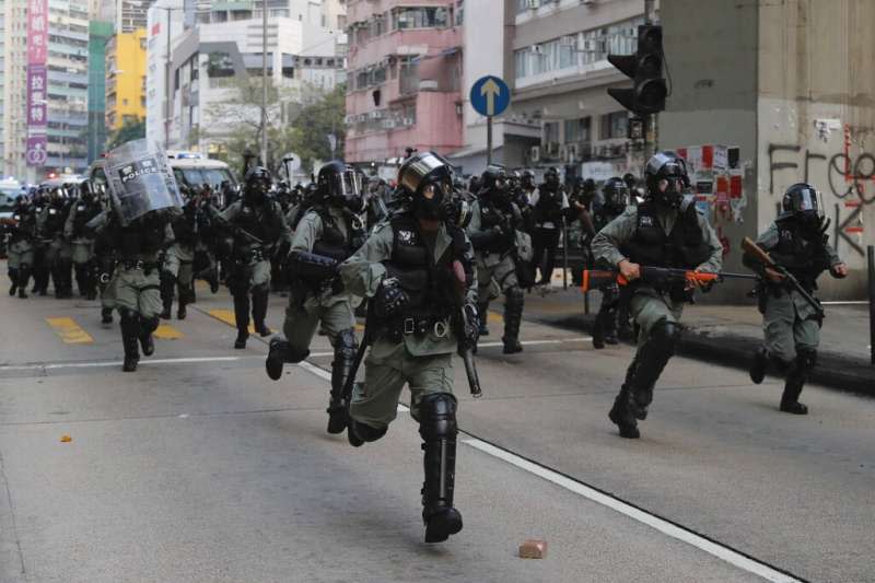 香港警察在街頭鎮壓追捕反送中的抗爭民眾。（美聯社）