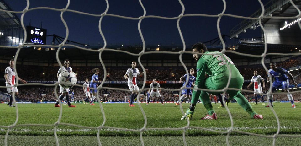 Chelsea's Andre Schuerrle, centre right, shoots and scores the opening goal past Paris Saint-Germain's goalkeeper Salvatore Sirigu during the Champions League quarterfinal second leg soccer match between Chelsea and Paris Saint Germain at Stamford Bridge stadium in London, Tuesday, April 8, 2014. (AP Photo/Matt Dunham).