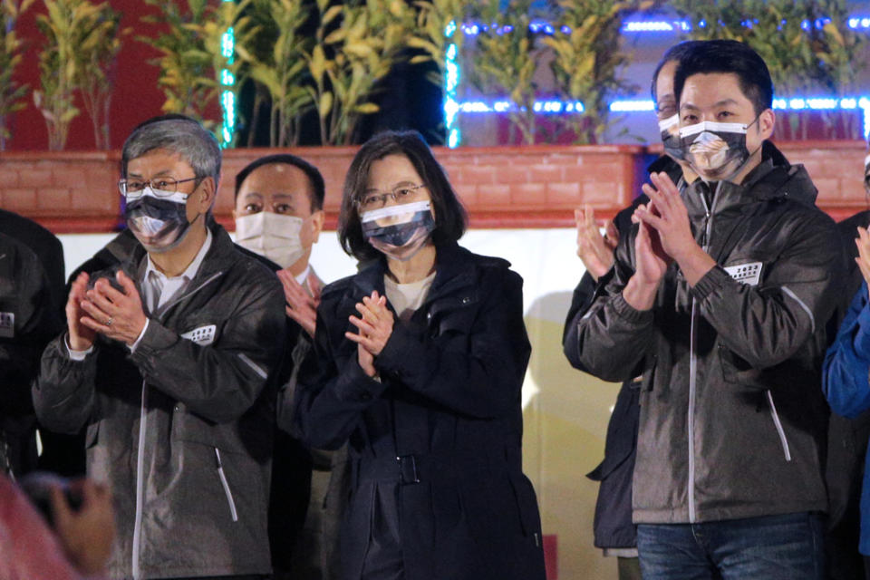 2023台灣燈會5日在台北國父紀念館開幕，蔡英文總統（中）、行政院長陳建仁（左）與台北市長蔣萬安（右）同台，為主燈「玉兔壯彩」亮燈啟動。（黃世麒攝）
