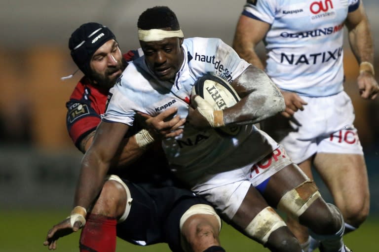 Racing-Metro's flanker Yannick Nyanga (C) is tackled during the rugby union match against Oyonnax on January 30, 2016