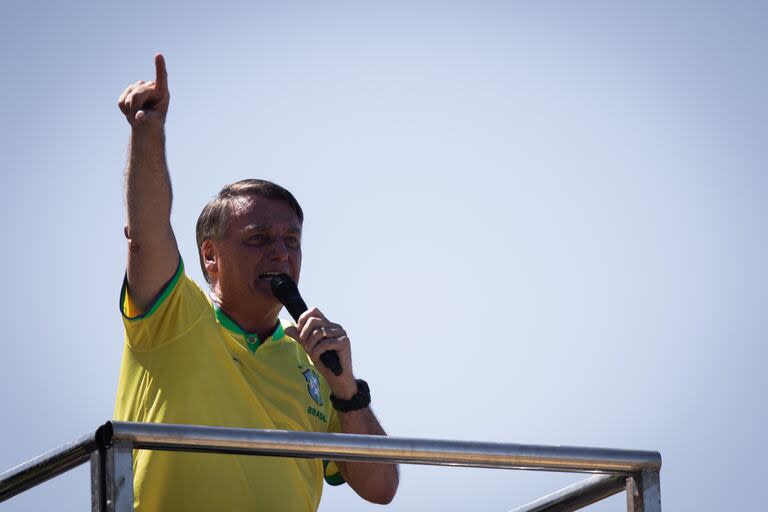 El ex presidente brasileño Jair Bolsonaro habla con sus partidarios durante una manifestación por la libertad de expresión en la playa de Copacabana en Río de Janeiro.