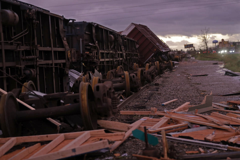 En la imagen, vista de varios vagones de caja descarrilados tras el paso del huracán Michael, en Panama City, Florida, el 10 de octubre de 2018. (AP Foto/Gerald Herbert)