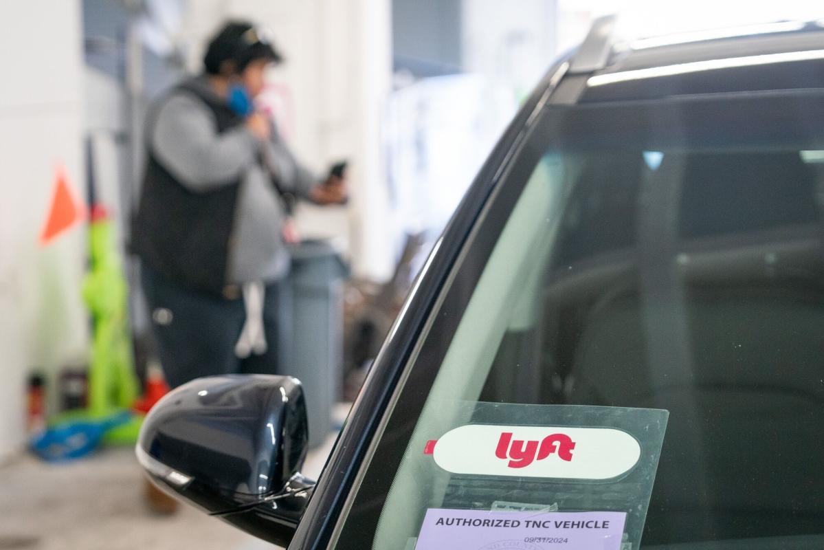 Lyft Rises on Three-Year Booking Growth Outlook of 15%