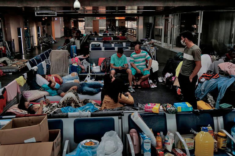 Ciudadanos colombianos varados permanecen en el aeropuerto internacional de Guarulhos, cerca de Sao Paulo