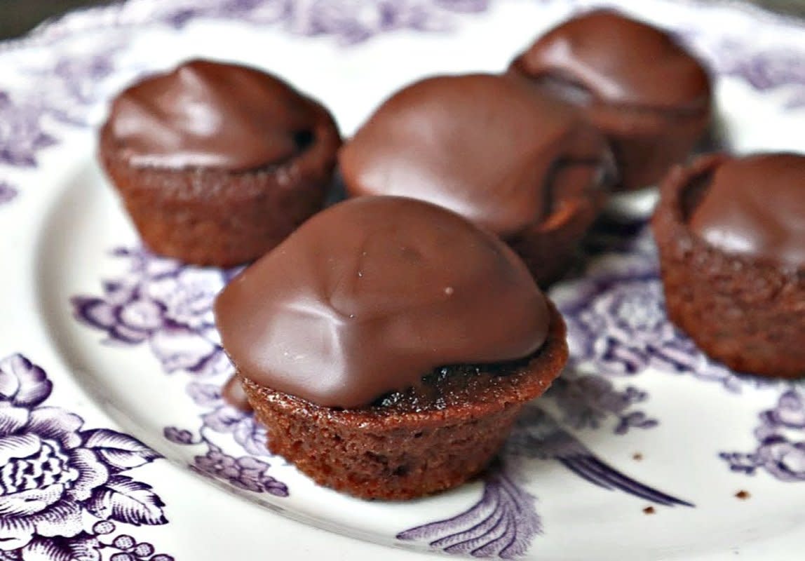 <p>Shea Goldstein</p><p>Chocolate cakes with a decadent chocolate drizzle topping.</p><p><strong>Get the recipe: <a href="https://parade.com/1048683/sheagoldstein/mini-chocolate-cakes-recipe/" rel="nofollow noopener" target="_blank" data-ylk="slk:Mini Chocolate Cakes;elm:context_link;itc:0;sec:content-canvas" class="link rapid-noclick-resp">Mini Chocolate Cakes</a></strong></p>