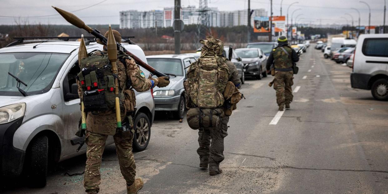 Ukraine troops soldiers RPG sniper rifles Irpin