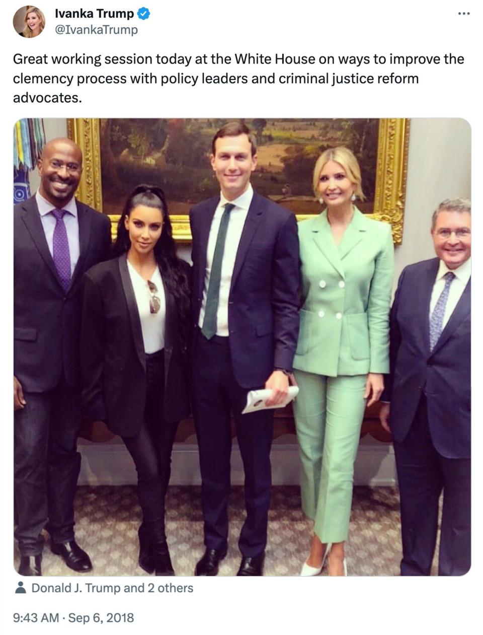 金卡戴珊（左二）2018年曾到白宮，與庫許納（左三）、伊凡卡（右二）相談甚歡。（翻攝Ivanka Trump IG）