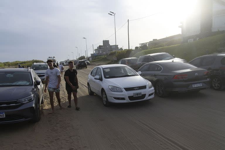 En temporada alta suele haber autos estacionados en ambas manos
