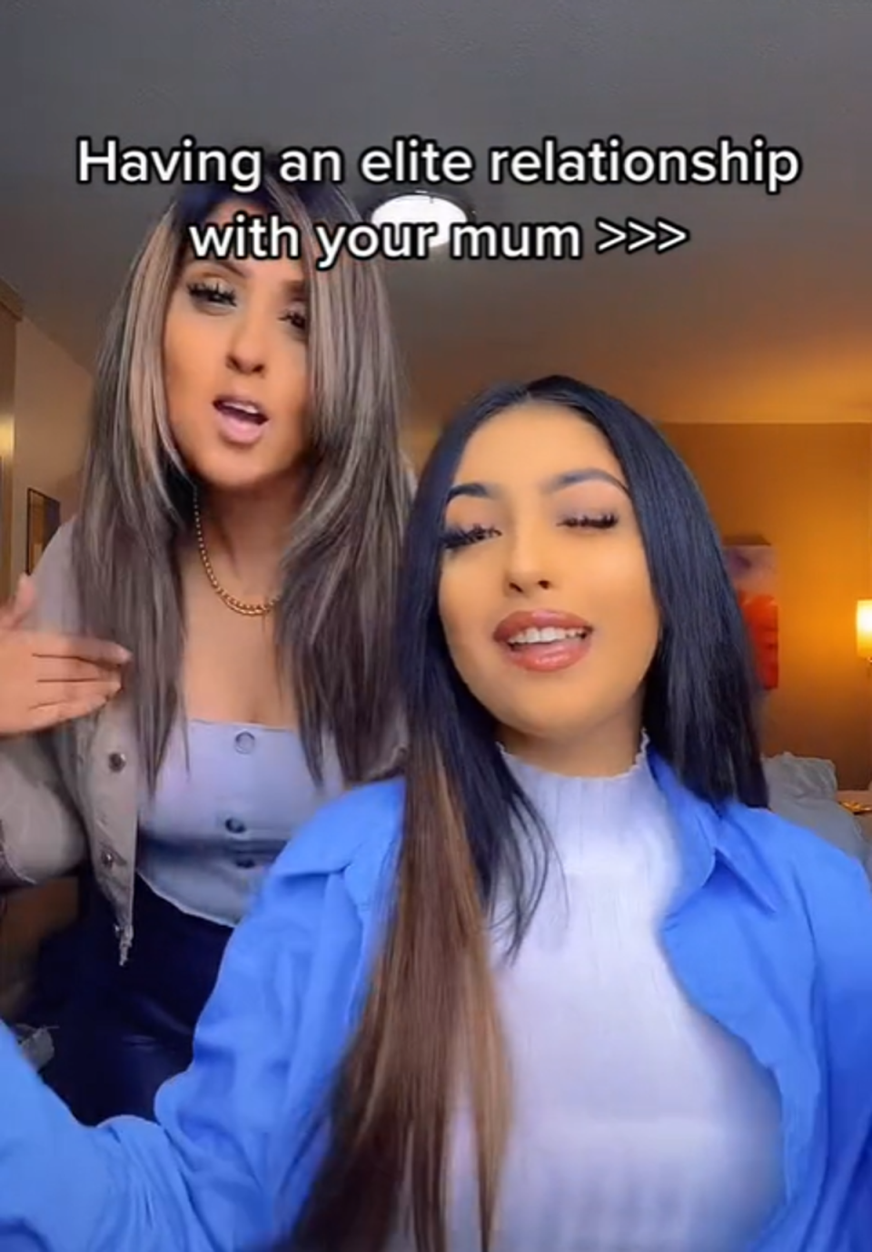 Mahek Bukhari aparece posando para un vídeo con su madre en TikTok (Captura de pantalla)