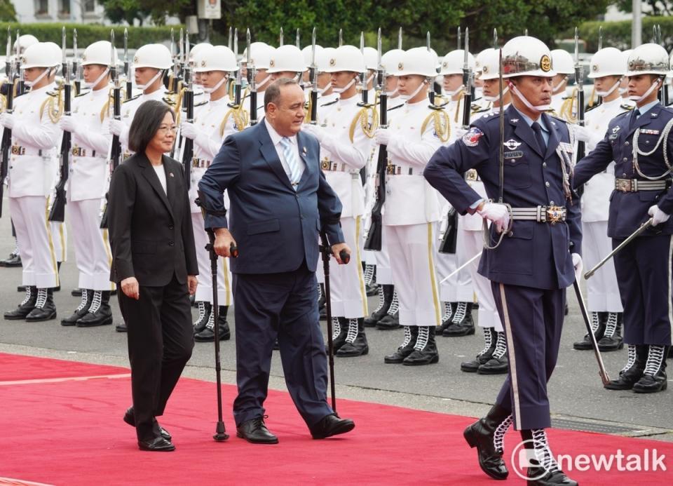 總統蔡英文上午以軍禮歡迎來台訪問的瓜地馬拉共和國總統賈麥岱。   圖：張良一/攝