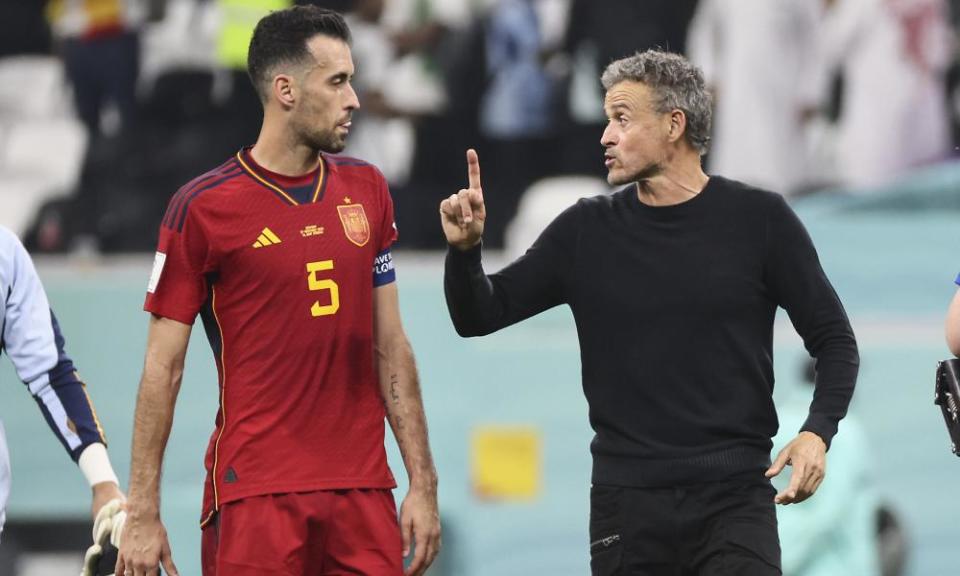 Spain manager Luis Enrique talks to Sergio Busquets during the draw with Germany