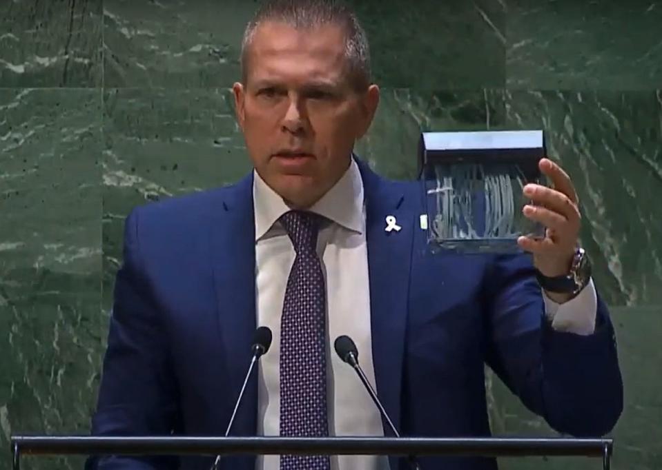 以色列常駐聯合國代表爾登用碎紙機絞碎聯合國憲章小冊封面，表達憤怒。