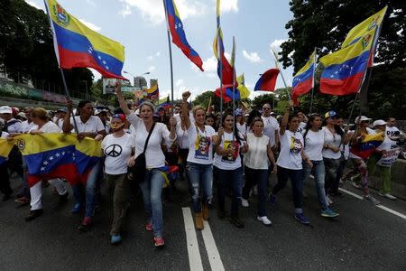 Lilian Tintori (C), wife of jailed Venezuelan opposition leader Leopoldo Lopez takes part in a rally to demand a referendum to remove Venezuela's President Nicolas Maduro in Caracas, Venezuela October 22, 2016. REUTERS/Marco Bello