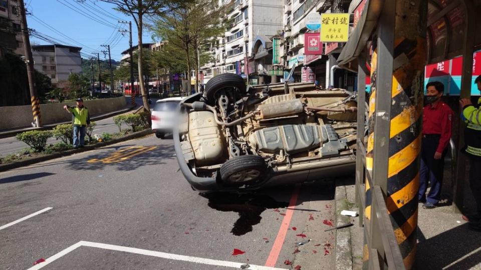 一輛轎車行經基金一路時，不慎翻覆造成車流受阻。（記者張上耕翻攝）