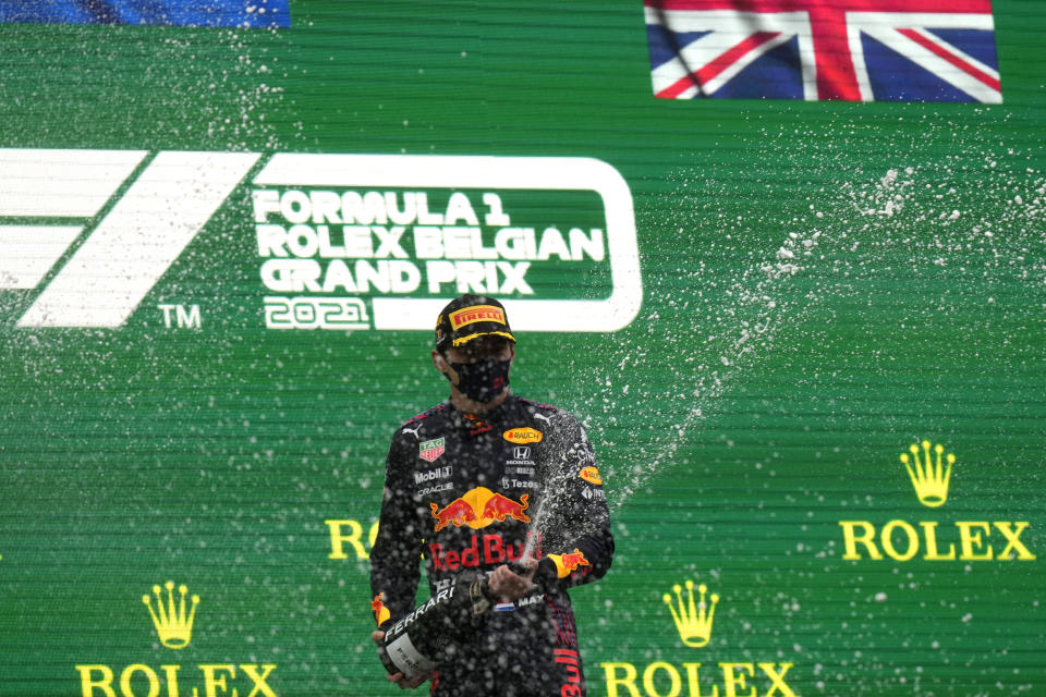 El piloto de Red Bull Max Verstappen celebra su victoria en el Gran Premio de Bélgica, el domingo 29 de agosto de 2021, en el circuito de Spa-Francorchamps. (AP Foto/Francisco Seco)
