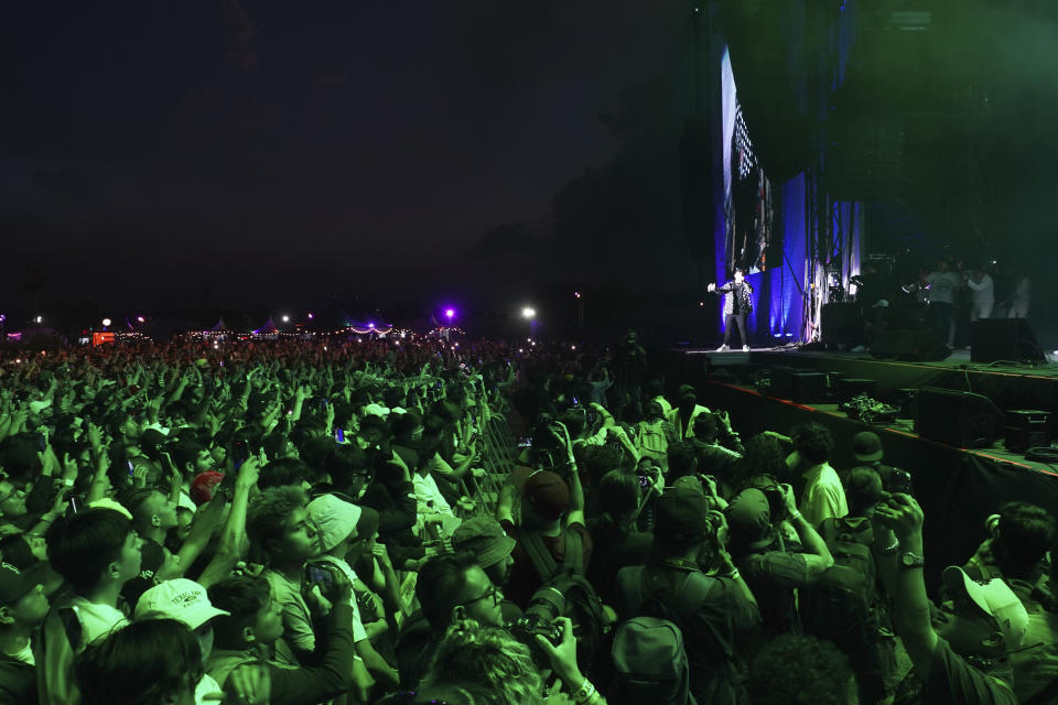 El público en el concierto del intérprete mexicano de corridos tumbados Junior H en el festival Axe Ceremonia en el parque Bicentenario en la Ciudad de México el sábado 1 de abril de 2023. (Foto AP/Marco Ugarte)