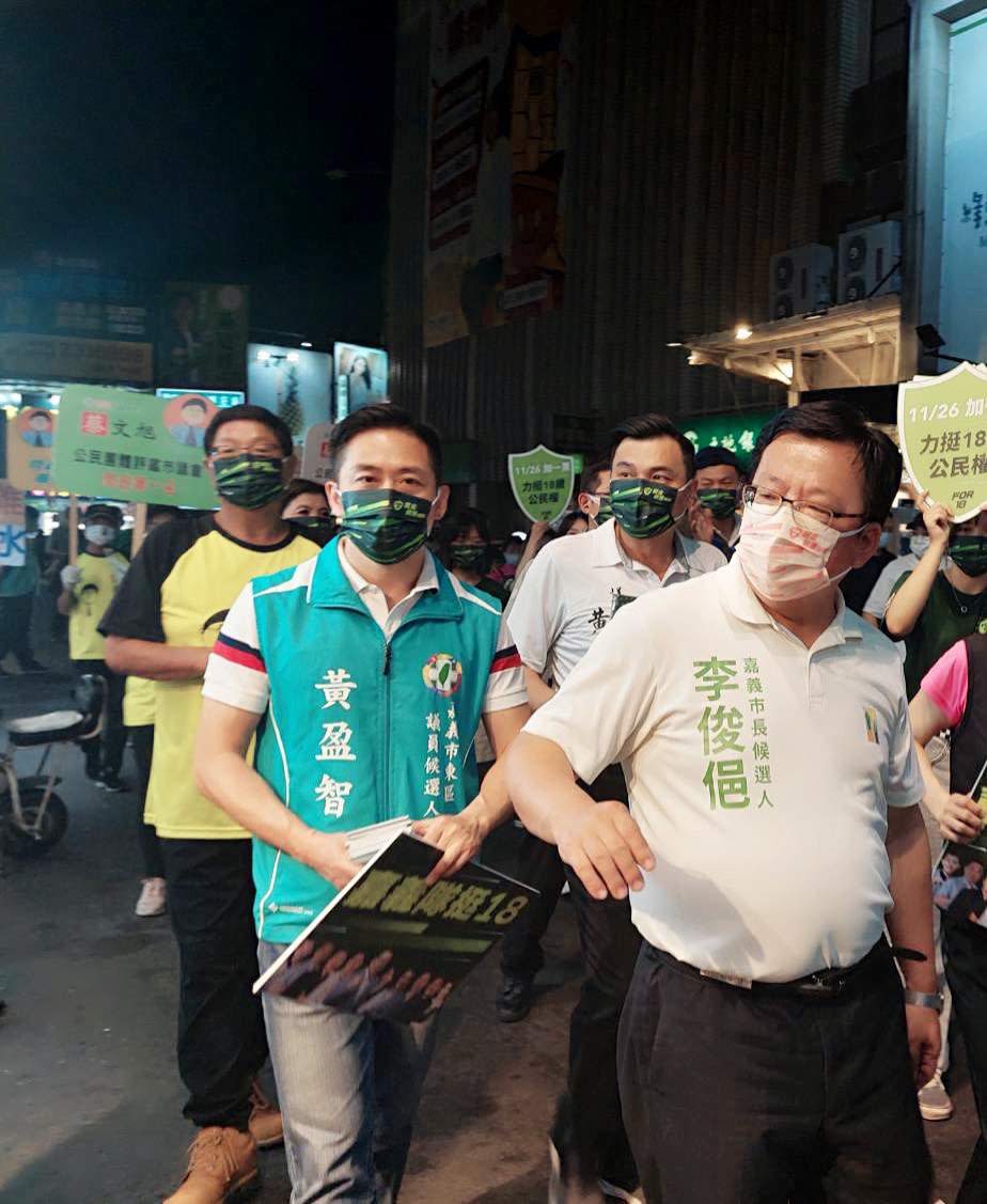 李俊俋率領多名民進黨嘉義市議員參選人，在文化路夜市宣傳18歲公民權修憲案。   圖：黃盈智競選團隊/提供