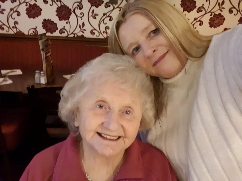 Tracy Gothard with mum Doreen Morris before the coronavirus pandemic halted visits to her care home (Tracy Gothard/swns)